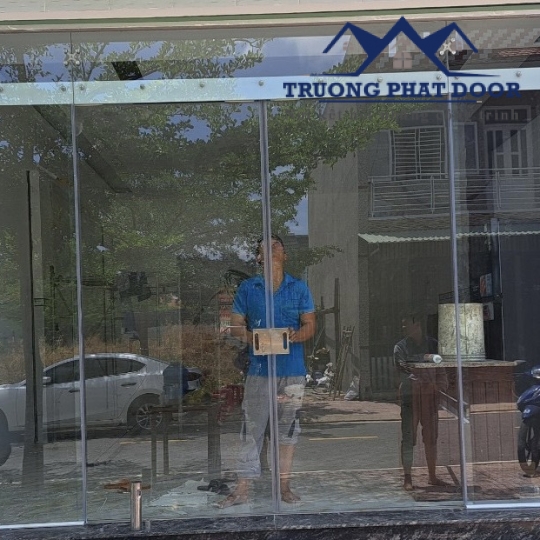 Cửa 10Ly sàn cường lực đồng xoài