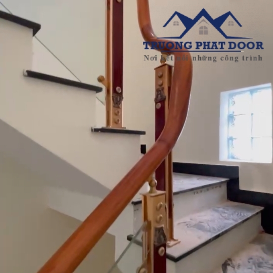 Cầu thang kính cường lực 10mm